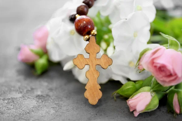 Croix en bois avec fleurs — Photo