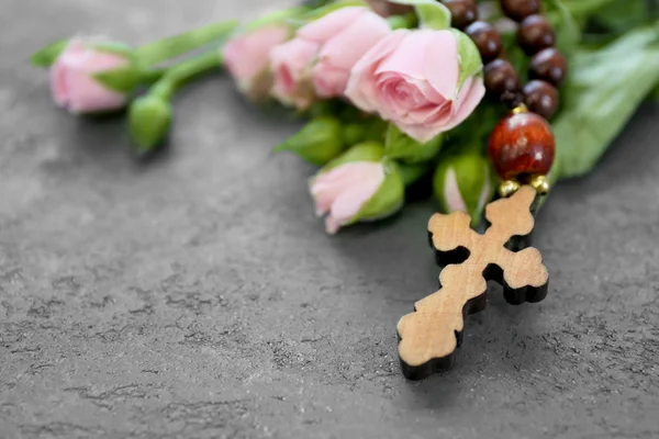 Wooden cross with flowers — Stock Photo, Image