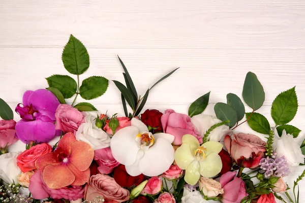 Fleurs fraîches sur fond en bois — Photo