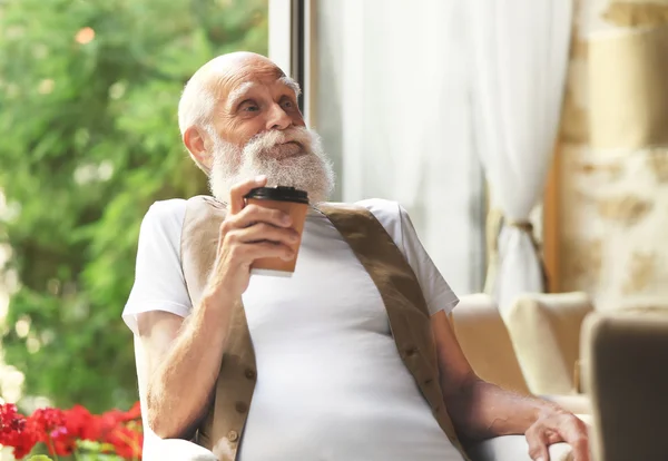 Uomo Anziano Seduto Con Caffè Poltrona — Foto Stock