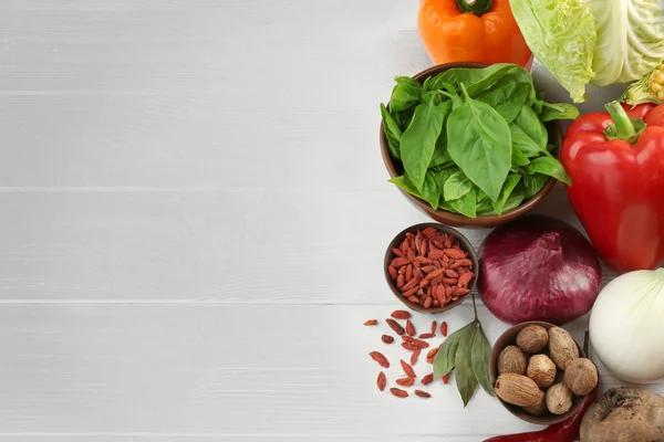 Légumes et épices sur table en bois — Photo