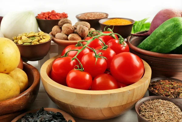 Verduras y especias en mesa de madera, primer plano — Foto de Stock