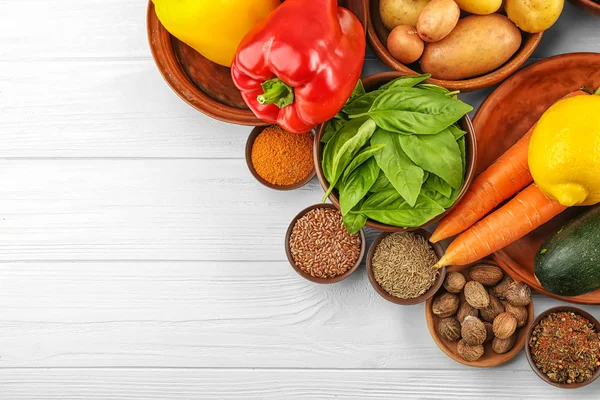 Gemüse und Gewürze auf Holztisch — Stockfoto