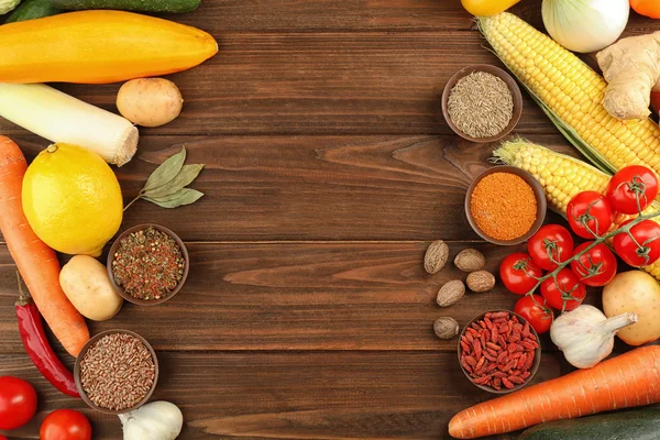 Verduras y especias sobre mesa de madera —  Fotos de Stock