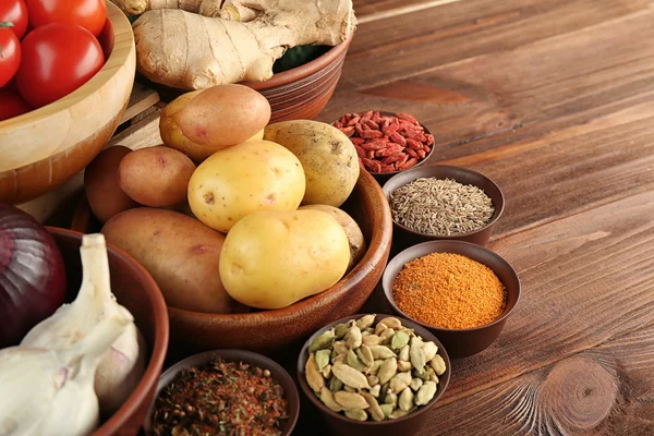 Groenten en specerijen op houten tafel — Stockfoto