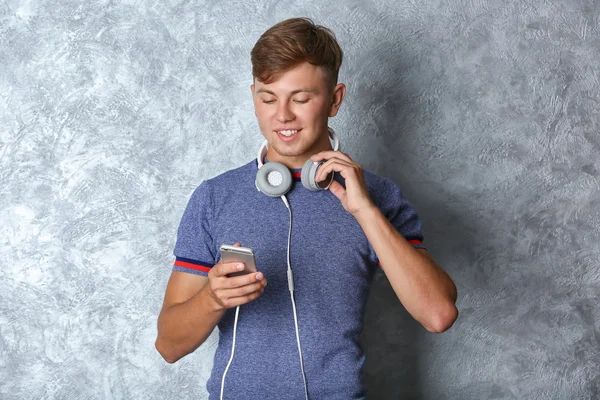 Knappe Jongen Luisteren Muziek Grijze Achtergrond — Stockfoto