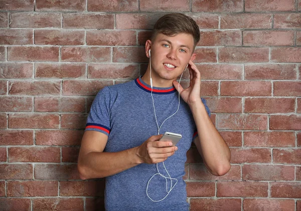 Chico Guapo Escuchando Música Sobre Fondo Pared Ladrillo —  Fotos de Stock