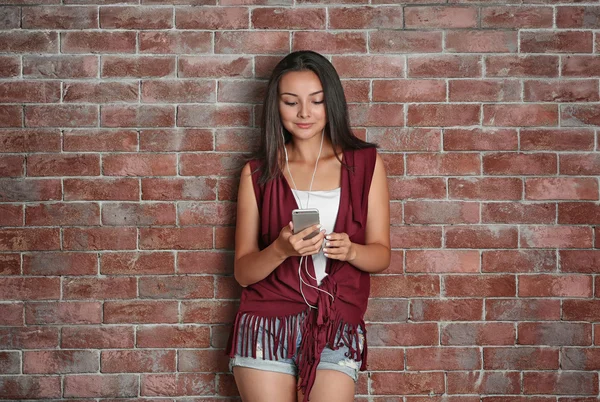 Bella Ragazza Ascoltando Musica Sfondo Muro Mattoni — Foto Stock