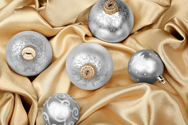 Boules de Noël argent sur fond soyeux beige — Photo