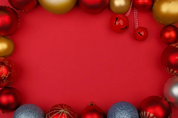 Decoraciones de Navidad sobre fondo rojo —  Fotos de Stock