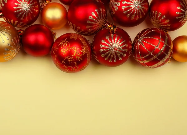 Pile de décorations de Noël sur fond beige — Photo