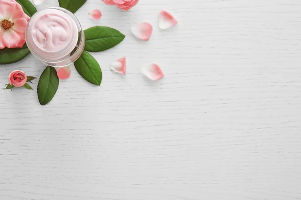 Крем для лица и розовые цветы — стоковое фото