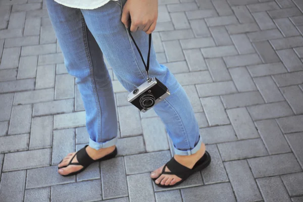 Женщина с винтажной камерой — стоковое фото