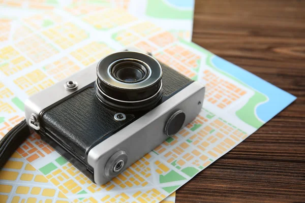 Vintage φωτογραφική μηχανή με χάρτη σε φόντο ξύλινη — Φωτογραφία Αρχείου