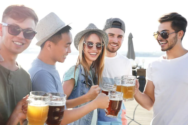 Gruppe Von Freunden Hängen Zusammen Freien — Stockfoto