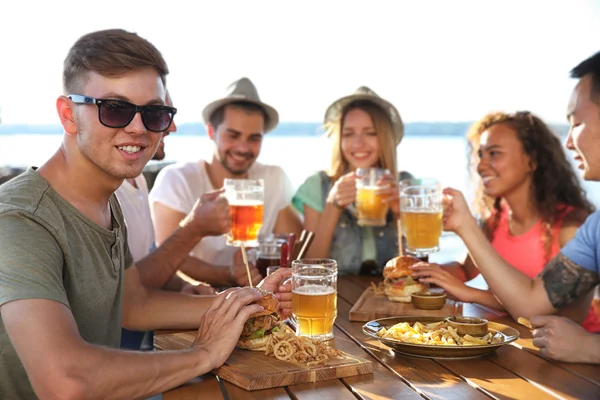 Gruppo Amici Che Bevono Birra Mangiano Snack All Aperto — Foto Stock