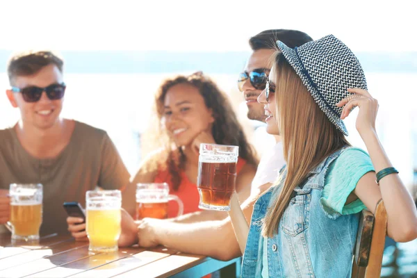 Gruppe Von Freunden Hängen Zusammen Freien — Stockfoto