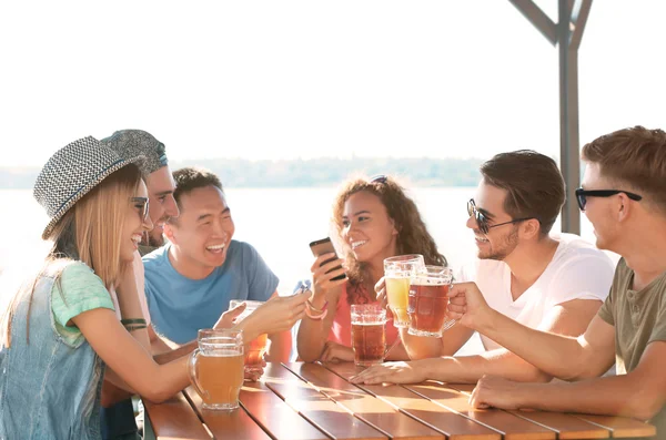 Gruppo Amici Che Escono Insieme All Aperto — Foto Stock