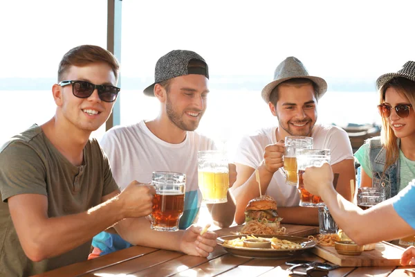 Gruppo Amici Che Escono Insieme All Aperto — Foto Stock