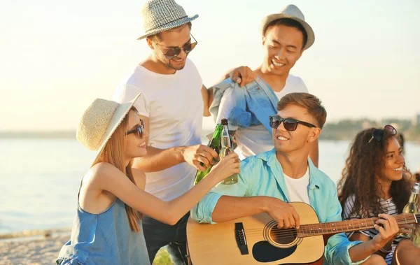 Groupe Amis Écoutant Guitare Buvant Bière Plage — Photo