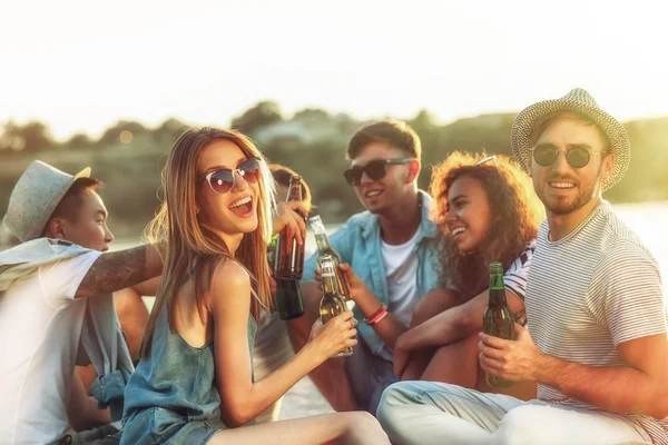 Amici uscire con la birra — Foto Stock