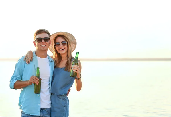 Paar Opknoping Met Bier Het Strand — Stockfoto