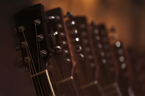 Guitarras penduradas na parede, close up — Fotografia de Stock