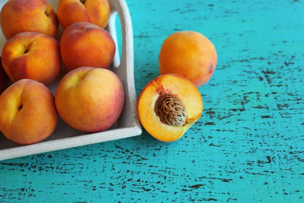 Свіжі персики на кольоровому фоні — стокове фото