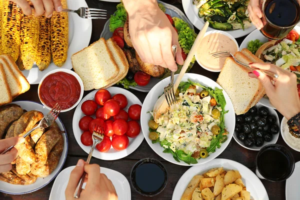 Vänner äter på picknick — Stockfoto