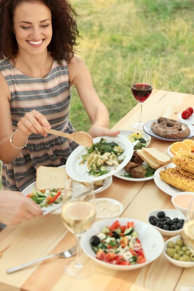 Venner Som Spiser Piknik – stockfoto