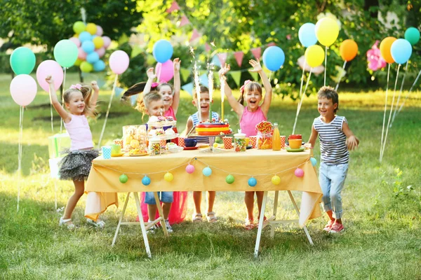 Crianças Comemorando Aniversário Parque — Fotografia de Stock