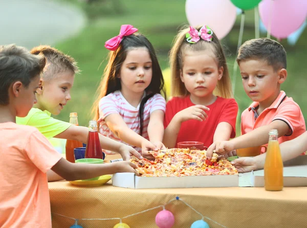 Діти Їдять Піцу Парку — стокове фото