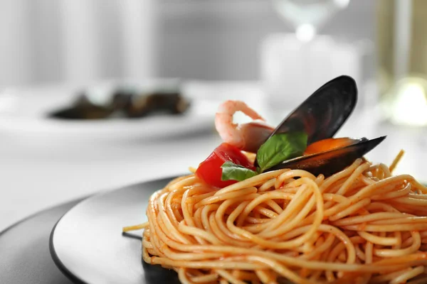 Tasty spaghetti on plate in restaurant — Stock Photo, Image