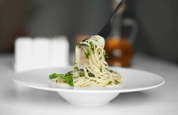 Tenedor con sabrosos espaguetis — Foto de Stock