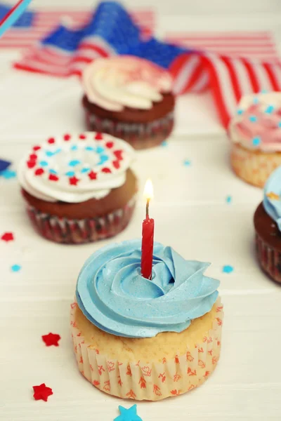 Delicioso cupcake con vela sobre fondo de madera blanca —  Fotos de Stock