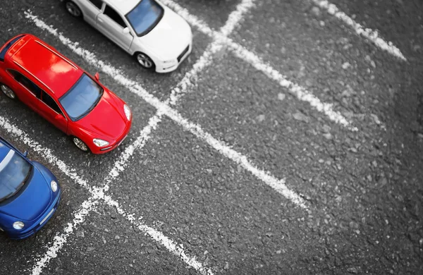 Närbild på leksaksbilar parkering — Stockfoto