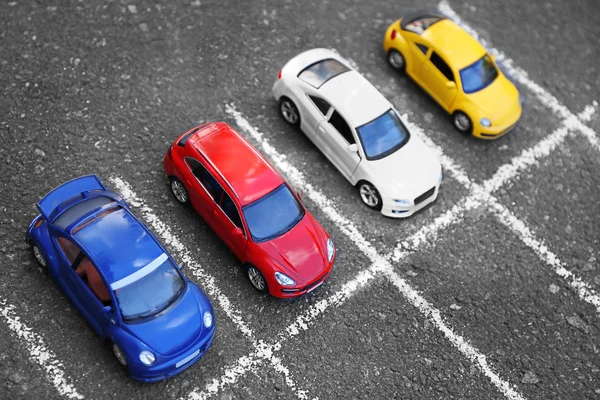 Закрытие парковки игрушечных автомобилей — стоковое фото