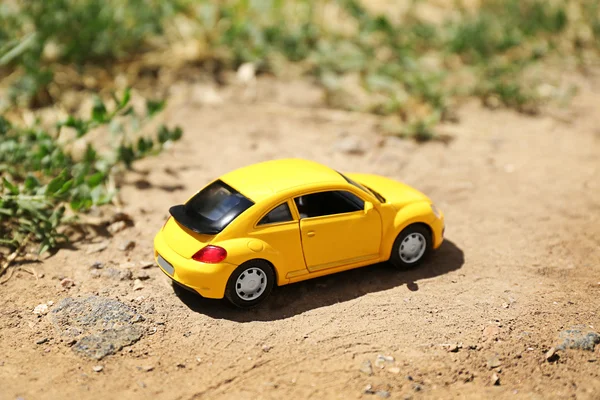 Close up van speelgoedauto op grond — Stockfoto
