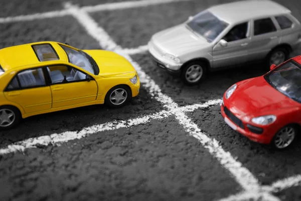 Крупним планом іграшкові автомобілі паркування — стокове фото