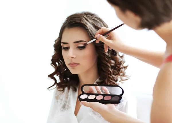 Makeup artist preparing bride before her wedding — Stock Photo, Image