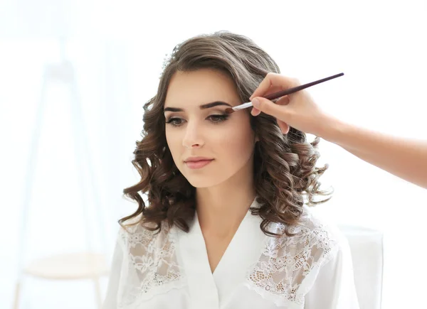 Maskenbildnerin bereitet Braut vor ihrer Hochzeit vor — Stockfoto