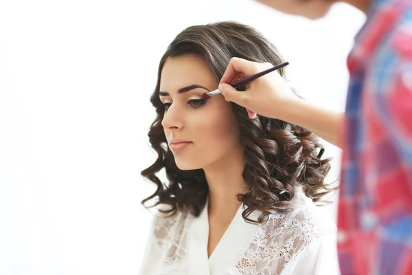 Makeup artist preparing bride before her wedding — Stock Photo, Image