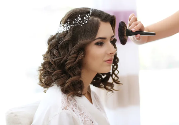 Makeup artist preparing bride — Stock Photo, Image