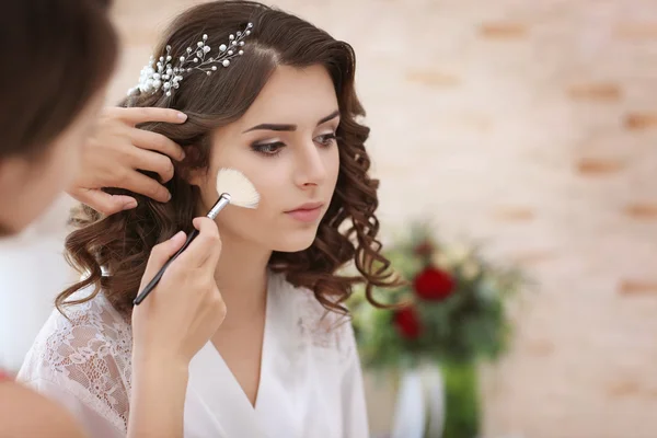 Maskenbildnerin bereitet Braut vor — Stockfoto