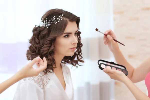 Maquillaje artista y peluquero preparando novia antes de su boda —  Fotos de Stock