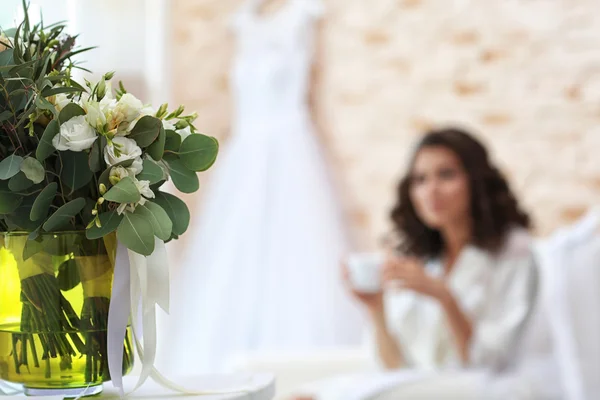Esküvői csokor és a háttérben a gyönyörű menyasszony — Stock Fotó
