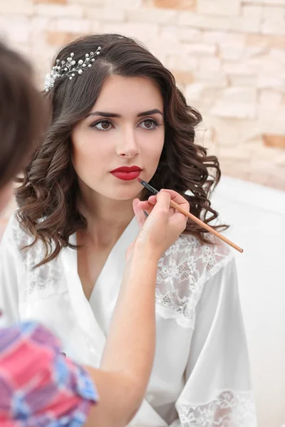 Maquiagem artista preparar noiva antes de seu casamento — Fotografia de Stock