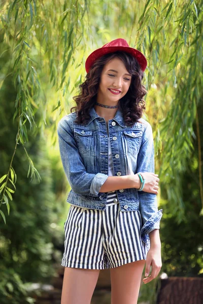 Schönes junges Mädchen im Park — Stockfoto