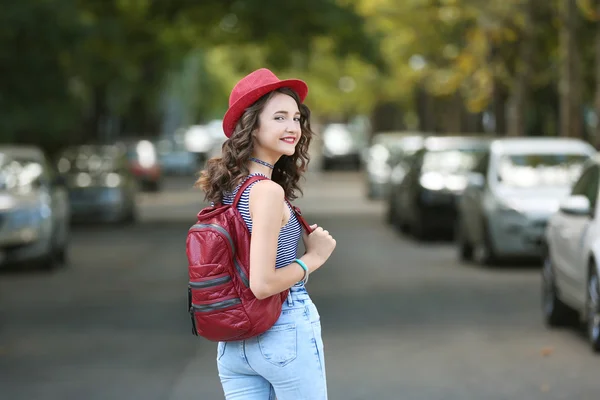 道路に立っている美しい少女 — ストック写真