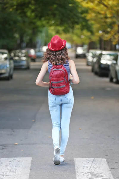 Piękna młoda dziewczyna stoi na drodze — Zdjęcie stockowe